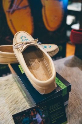 100% authentic Canadian Huron-Wendat moccasins. Credit: Destination Canada.