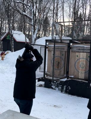 Axe throwing at Érablière du Lac-Beauport