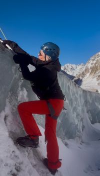 Laurie Sharp climbing Mer de Glace in France