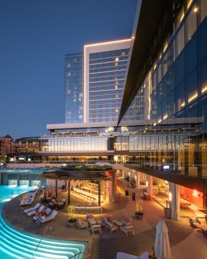 Photo of pool area at Loews Arlington Hotel.