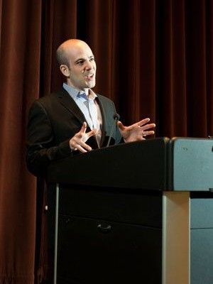 Photo of Scott Steinberg standing at a podium.