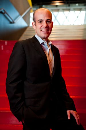 Image of Scott Steinberg standing in front of red stairs.