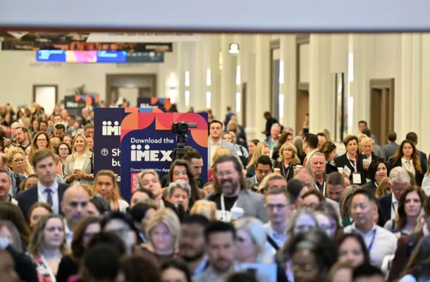 Photo of a large number of people walking into IMEX America 2023.