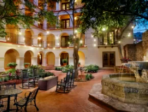 Omni La Mansion courtyard