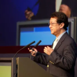 Photo of Kevin Iwamoto speaking at ACTE Rome conference.