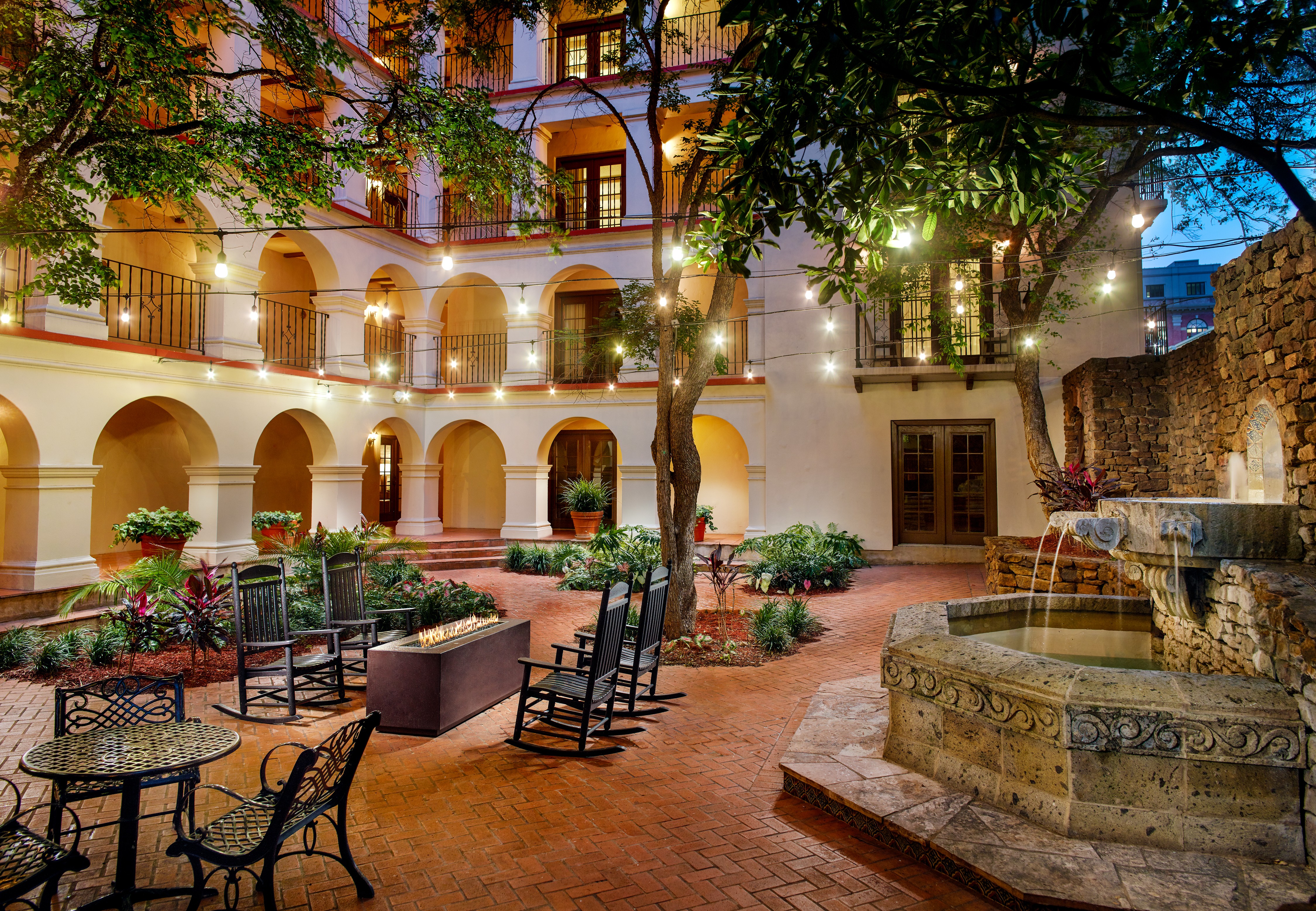 Omni La Mansion courtyard