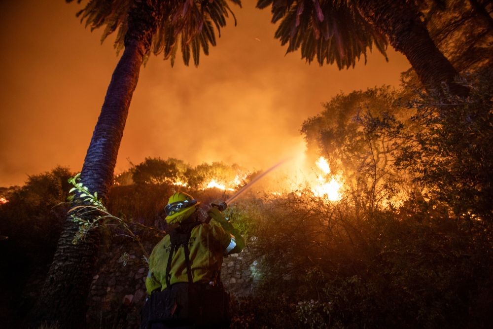 Firefighters battle the Eaton fire. Credit: Ringo Chiu.